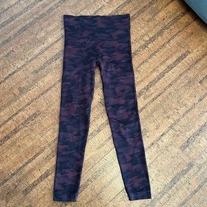 Seamless camo leggings